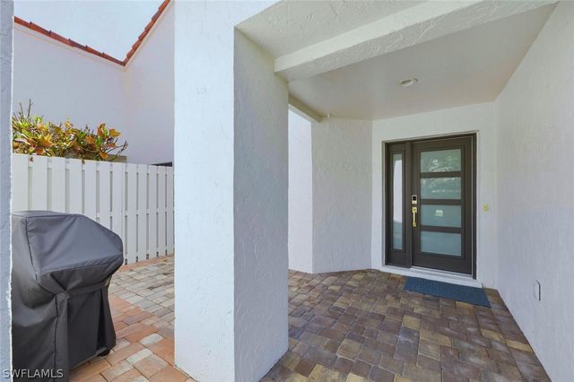 909 Reef Point CIR, Naples, FL 34108