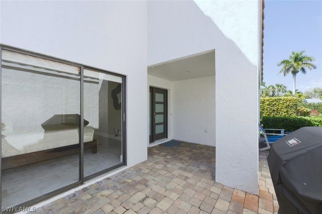 909 Reef Point CIR, Naples, FL 34108