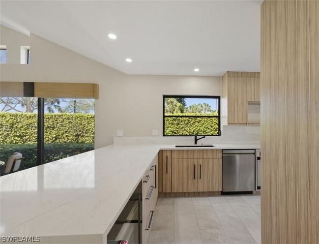 909 Reef Point CIR, Naples, FL 34108