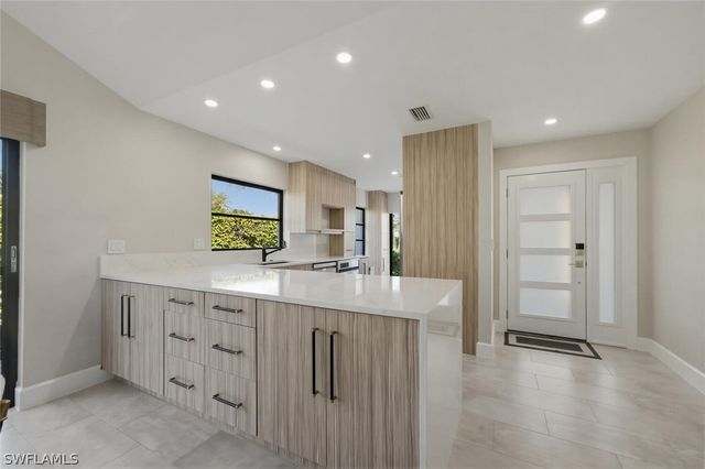 909 Reef Point CIR, Naples, FL 34108