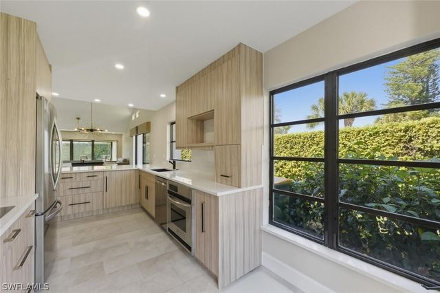 909 Reef Point CIR, Naples, FL 34108