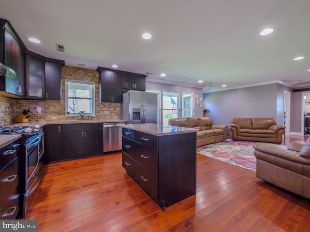 8 W FACTORY RD, Berlin, NJ 08009