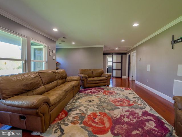 8 W FACTORY RD, Berlin, NJ 08009