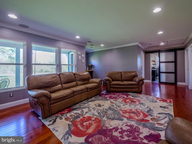 8 W FACTORY RD, Berlin, NJ 08009