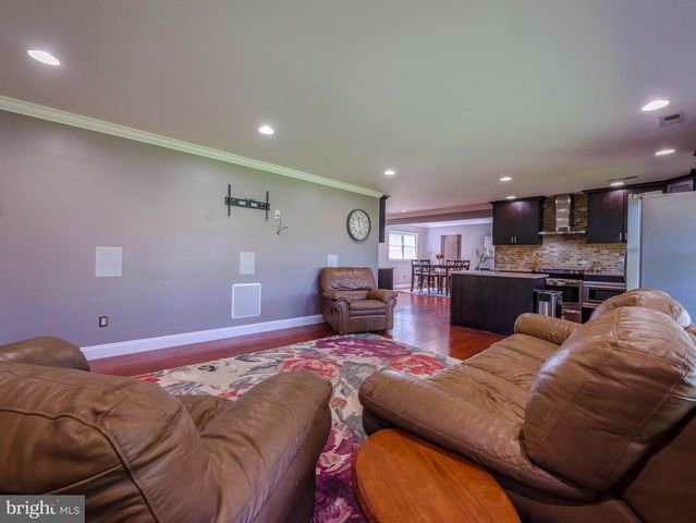 8 W FACTORY RD, Berlin, NJ 08009