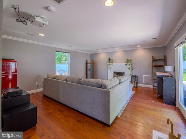 8 W FACTORY RD, Berlin, NJ 08009