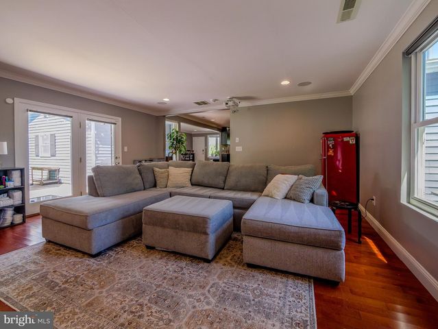 8 W FACTORY RD, Berlin, NJ 08009