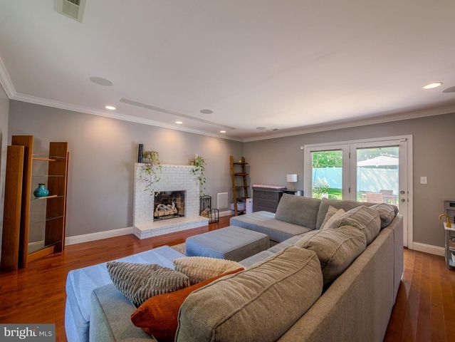 8 W FACTORY RD, Berlin, NJ 08009