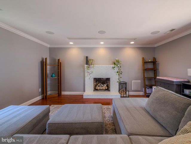 8 W FACTORY RD, Berlin, NJ 08009