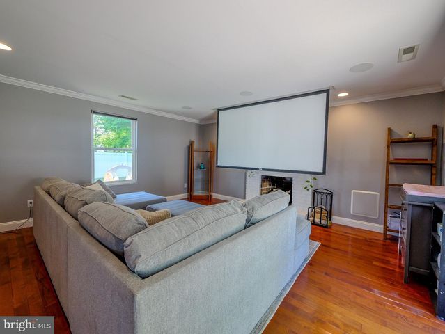 8 W FACTORY RD, Berlin, NJ 08009