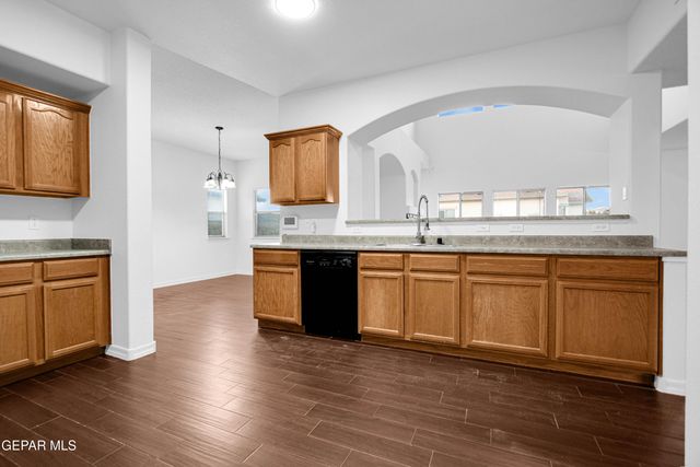 7085 CENTURY PLANT Drive, El Paso, TX 79912