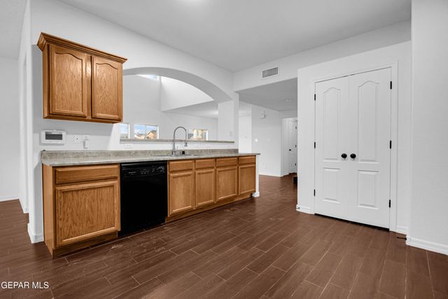 7085 CENTURY PLANT Drive, El Paso, TX 79912