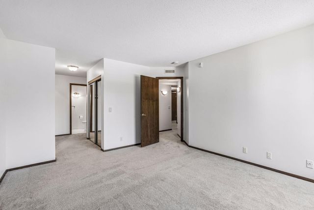 4710 58th Avenue N 201, Crystal, MN 55429