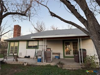 2742 W Kingsbury Street, Seguin, TX 78155