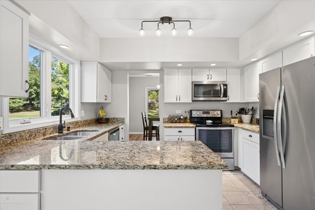 1302 Pimlico Parkway -, Libertyville, IL 60048