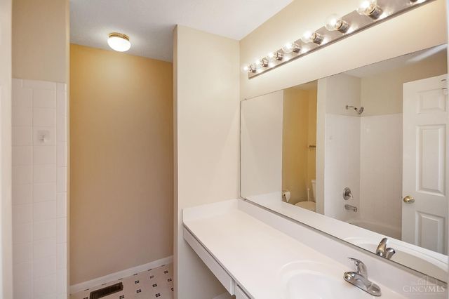 6074 Weber Oaks Drive, Miami Twp, OH 45140