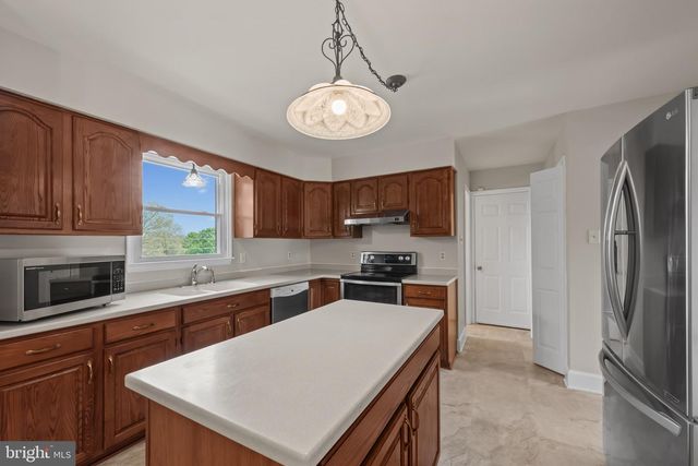 10 CARRIAGE HILL DR, Hagerstown, MD 21742