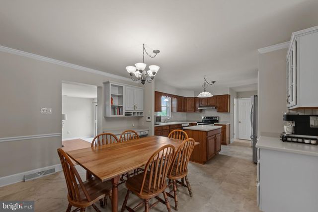 10 CARRIAGE HILL DR, Hagerstown, MD 21742