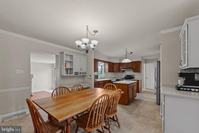 10 CARRIAGE HILL DR, Hagerstown, MD 21742