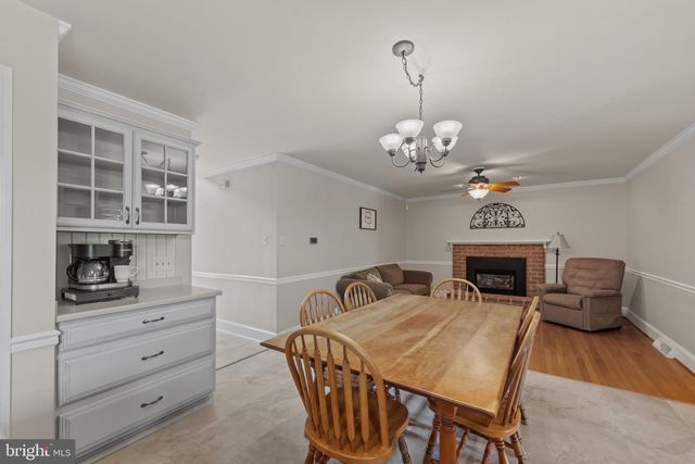 10 CARRIAGE HILL DR, Hagerstown, MD 21742