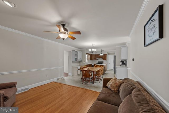 10 CARRIAGE HILL DR, Hagerstown, MD 21742