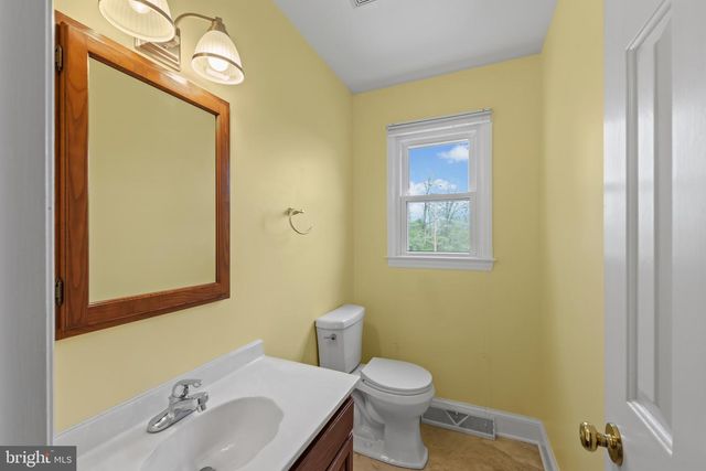 10 CARRIAGE HILL DR, Hagerstown, MD 21742