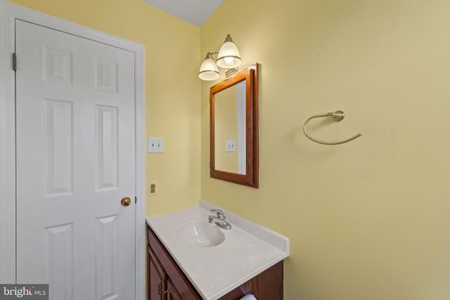 10 CARRIAGE HILL DR, Hagerstown, MD 21742