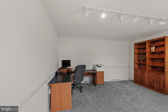 10 CARRIAGE HILL DR, Hagerstown, MD 21742