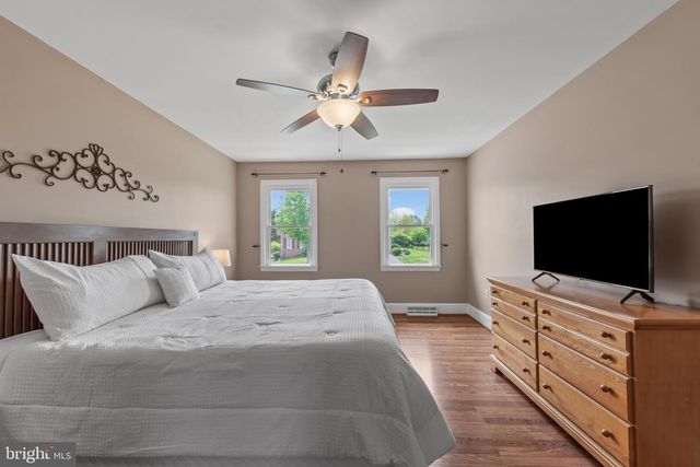 10 CARRIAGE HILL DR, Hagerstown, MD 21742