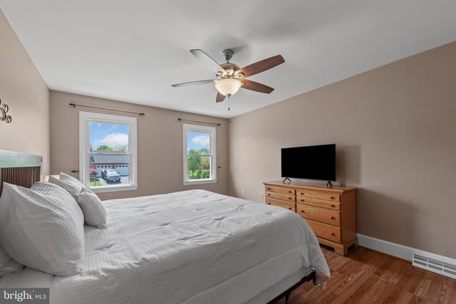 10 CARRIAGE HILL DR, Hagerstown, MD 21742