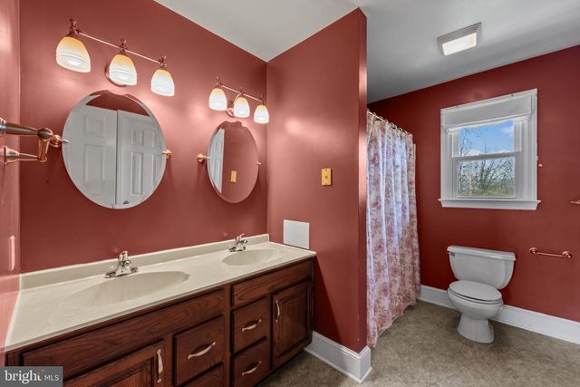 10 CARRIAGE HILL DR, Hagerstown, MD 21742