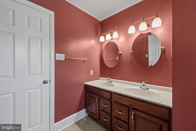 10 CARRIAGE HILL DR, Hagerstown, MD 21742