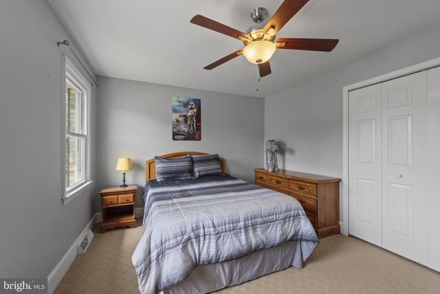 10 CARRIAGE HILL DR, Hagerstown, MD 21742