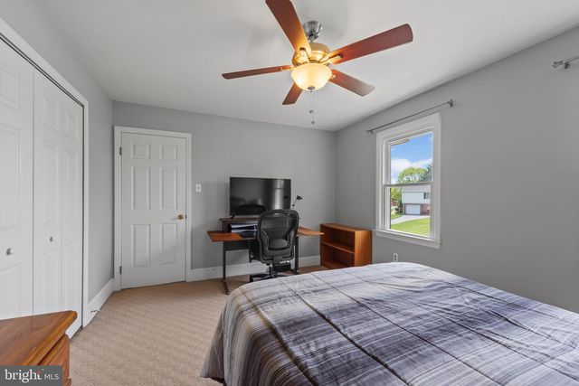 10 CARRIAGE HILL DR, Hagerstown, MD 21742