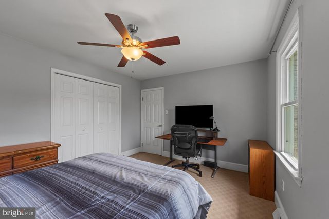 10 CARRIAGE HILL DR, Hagerstown, MD 21742