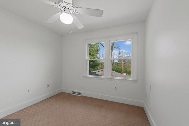 10 CARRIAGE HILL DR, Hagerstown, MD 21742