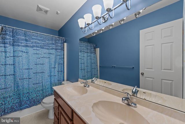 10 CARRIAGE HILL DR, Hagerstown, MD 21742