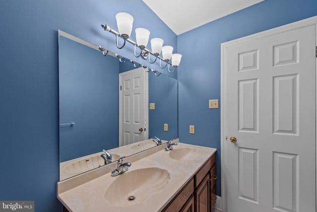 10 CARRIAGE HILL DR, Hagerstown, MD 21742