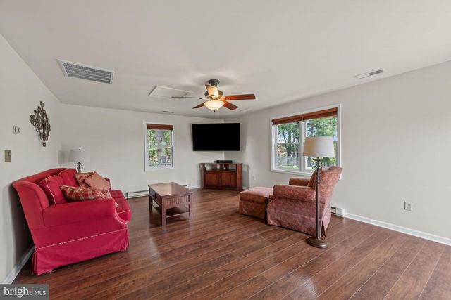 10 CARRIAGE HILL DR, Hagerstown, MD 21742