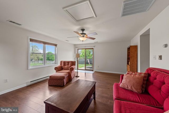 10 CARRIAGE HILL DR, Hagerstown, MD 21742