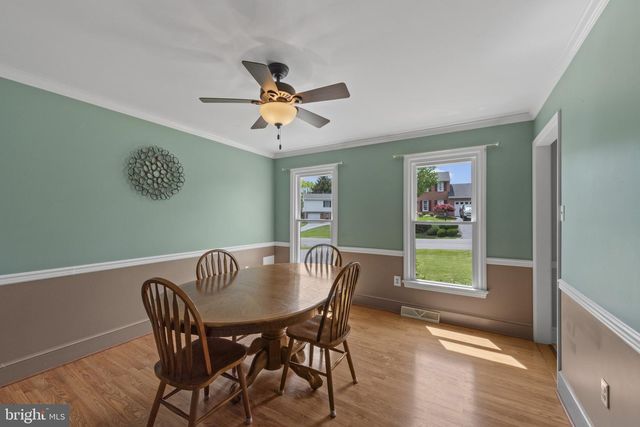 10 CARRIAGE HILL DR, Hagerstown, MD 21742