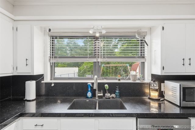 8249 E 38th Street, Tulsa, OK 74145