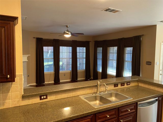 207 Colonial Lane, Euless, TX 76040