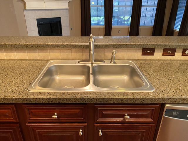 207 Colonial Lane, Euless, TX 76040