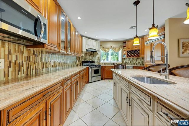 252 Mabel Place, Franklin Lakes, NJ 07417