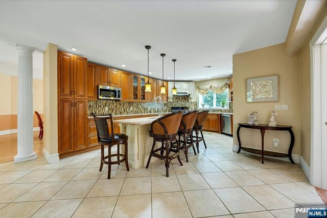 252 Mabel Place, Franklin Lakes, NJ 07417