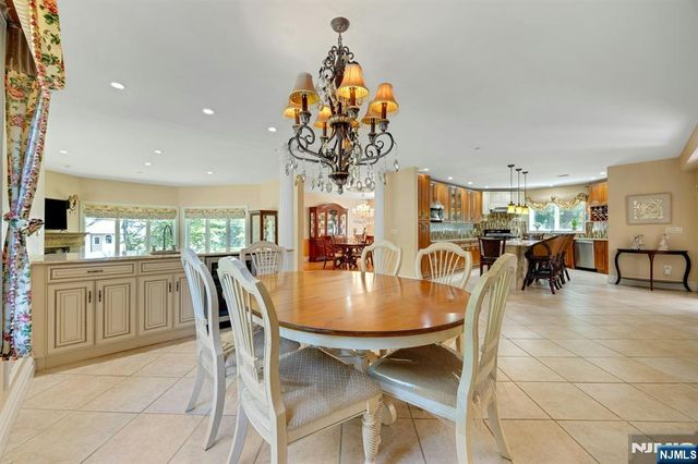 252 Mabel Place, Franklin Lakes, NJ 07417