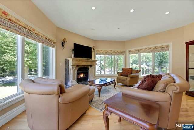 252 Mabel Place, Franklin Lakes, NJ 07417
