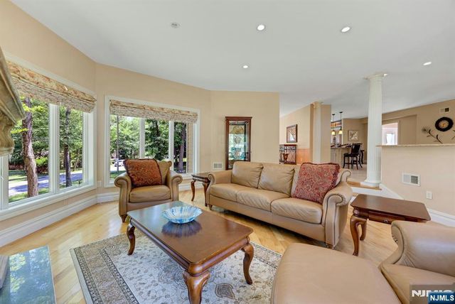 252 Mabel Place, Franklin Lakes, NJ 07417