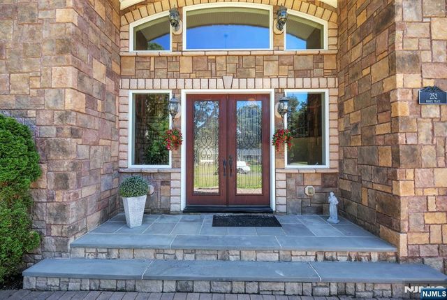 252 Mabel Place, Franklin Lakes, NJ 07417
